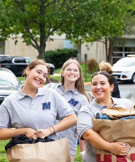 Peer mentors assisting with early move-in.