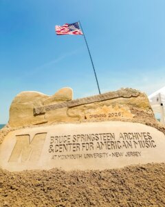 Rockin’ the sand this past holiday weekend with the Bruce Springsteen Archive! 🏖️🇺🇸Tag a #Hawk who’s a Springsteen fan ↓ 🎶🎸

Sculpture by @john.gowdy