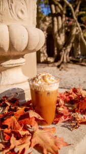 Step into fall with a cup of Dusty Boots!☕🍁 Jenn’s got your seasonal sips covered at Parson Café. 🎃